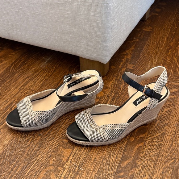 Chic Black and Cream Espadrille Sandals - Picture 3 of 5